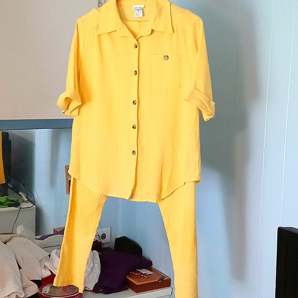100% cotton set.  Bright yellow with tiger eye but